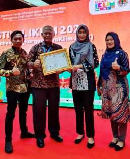 Pj. Bupati Menerima Penghargaan Pembina Proklim Tingkat Nasional 2022