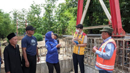 Percepat Akses, Anggota DPR-RI di Ponorogo Ini Bangun Jembatan Gantung