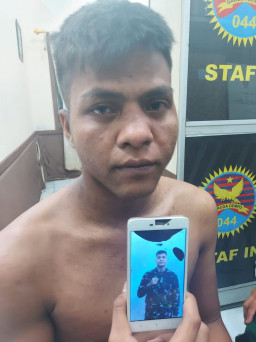 Demi Memikat Cewek, Pria Ini Pakai Baju Tentara buat Karnaval lalu Selfie