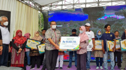 Sekda Kabupaten Gresik Serahkan Manfaat Program BPJS Ketenagakerjaan