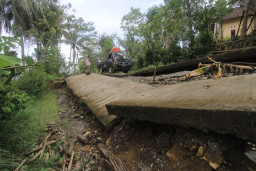 Amblas Ratusan Meter, Jalur Antar Kecamatan di Ponorogo Terancam Putus