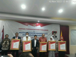 Abdul Kholik Serahkan Penghargaan  Anugerah Senator Indonesia B-52