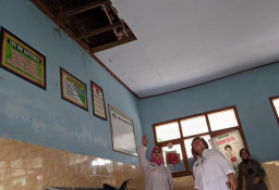 Atap Sekolah Lapuk Parah, Puluhan Siswa SD di Kota Ponorogo Ini Was-Was Belajar