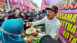 Walikota Madiun Ajak Ibu Hamil Makan Rujak dan Berikan Paket Makanan Bergizi