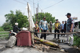 Wabup Sidoarjo  Sidak Jembatan Rusak di Desa Prasung, Minta Dinas PUBMSDA Perbaiki
