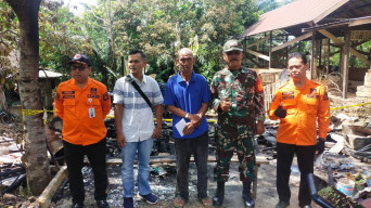 PWI Kotabaru Perduli Serahkan Bantuan untuk Korban Kebakaran di Kotabaru