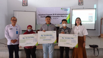 BPJS Ketenagakerjaan Serahkan Santunan Kematian 3 Perangkat Desa