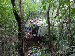 Bus Wisata Terjun ke Jurang Jalan Tembus Sarangan Magetan, 7 Penumpang  Tewas