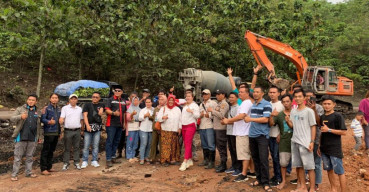 Puluhan Truk Batu Split Disumbangkan Asmara dan Kopsbara untuk Perawatan Jalan