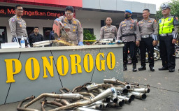 Sat-Lantas Polres Ponorogo Musnahkan Puluhan Knalpot Brong Hasil Razia Balap Liar