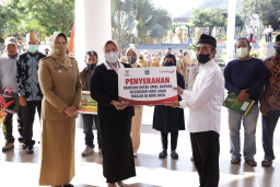 Saat Apel Pagi, Wali Kota Batu Serahkan Bantuan dari DLH, Baznas dan BLT
