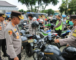 Sambut Nataru, Kombes Hengki Cek Kesiapan Kendaran Operasional dan Seluruh Personil