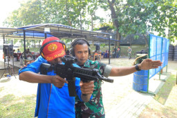 Batalyon Infanteri Para Raider 501/BY Ajak Jurnalis Latihan Menembak