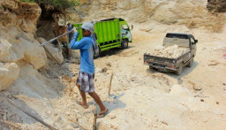 Terdampak MRP, 126 Penambang Gamping Ponorogo Dapat Bantuan