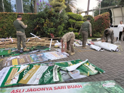 Ratusan Reklame Tak Berizin Diturunkan Satpol PP Kota Batu Jelang Nataru