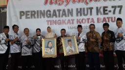 Wali Kota dan Wakil Walikota Batu Diberi Cindera Kasih Berupa Lukisan