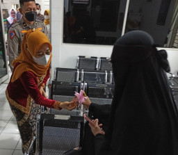 Peringati Mother Day, Ada Polwan Berkebaya Merah Bagikan Coklat di Ponorogo