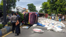 Hindari Pajero, Truk Bekatul Terguling di Ponorogo