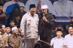 Menhan Prabowo Maiyahan di Mojokerto, Mbah Nun: Saya Pasang Badan