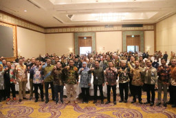 Pemprov dan BPJS Ketenagakerjaan Jatim Serahkan Paritrana Award 2022