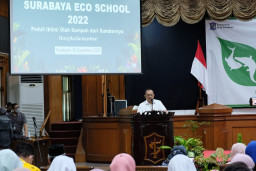 Armuji Serahkan 80 Penghargaan Terbaik dalam Awarding Surabaya Eco School
