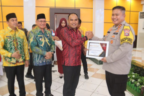 Ketua DPRD dan Bupati Kotabaru Serahkan Piagam Penghargaan ke Kapolres Kotabaru