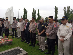 Jenderal Bintang Dua Ini Pimpin Tabur Bunga di TMP