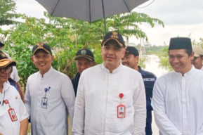 Pemkab Tangerang Bagikan Bantuan Logistik pada Korban Banjir di Kecamatan Jayanti