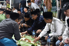 Gus Muhdlor Rayakan Tahun Baru 2023 Dengan Syukuran Makan Lesehan