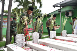 Pangdam V Brawijaya Sowan ke KH. Agoes Ali Lanjut Ziarah ke Makam Auliya Sono