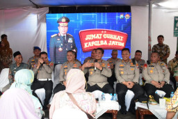 Jumat Curhat di Pasar Sepanjang, Beragam Layanan Polri
