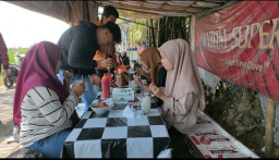 Sensasi Tersendiri Nikmati Bakso Jumbo di Bawah Barongan