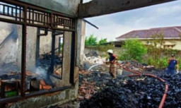 Kena Imbas Pembakaran Sampah, Rumah Milik H.Yusup Kampung Dampit Dilalap Api