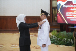 Gubernur Jatim Lantik Aries Agung Paewai Sebagai Pj Wali Kota Batu