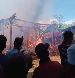 Diduga Konsleting Listrik, Rumah Kayu Warga Ponorogo Ini Hangus Terbakar