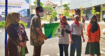 Bupati Magetan Serahkan Kartu Peserta BPJS Ketenagakerjaan Pedagang Pasar Baru