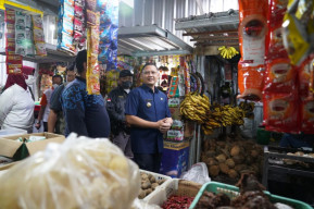Pantau Harga Bahan Pokok, Pj. Wali Kota Batu Sidak Pasar Relokasi di Stadion Brantas
