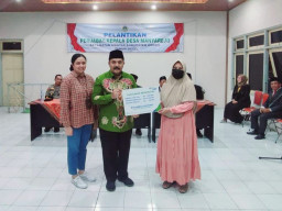 BPJamsostek Gresik Serahkan JKM, JHT dan JP ke Ahli Waris Kades Manyarejo