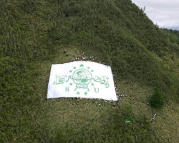 Pecahkan Rekor MURI, Lereng Gunung Panderman Diselimuti Bendera NU Raksasa