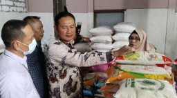 Pastikan Harga Beras Stabil dan Pasokan Aman, Bupati Lamongan Sidak ke Pasar