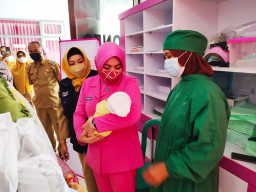 Kapolresta Blitar Jenguk Bayi yang Dibuang di Gazebo