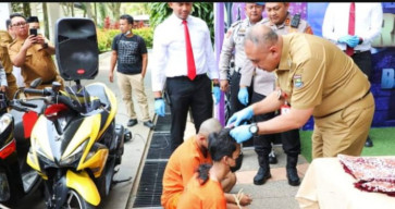 Bupati Tangerang Gunduli Pelajar Nakal