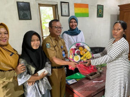 Kacab Dispendik dan BPJamsostek Kunjungi Siswa Kecelakaan Saat Praktek Kerja