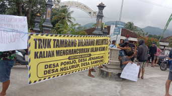 Tuntut Tambang Tutup, Warga Ponorogo Ini Blokir Jalan