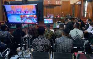 Saksi Tragedi Kanjuruhan; Arema Kalah Suporter Lempar Botol Isi Air Kencing