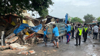 KAI Daop 8 Surabaya Bongkar 97 Bangunan di Kelurahan Jepara