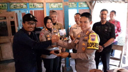 Kapolres Batu Serahkan Kado Kue Ulang Tahun Kepada Wartawan Senior Kota Batu