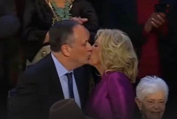 Istri Joe Biden Cium Bibir Suami Kamala Harris