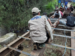 Akses Terputus Isolasi 357 warga 2 RT, BPBD Ponorogo Bangun Jembatan Darurat