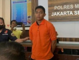 Ditahan, Anak Pejabat Pajak Terlihat Lesu dengan Tangan Diborgol